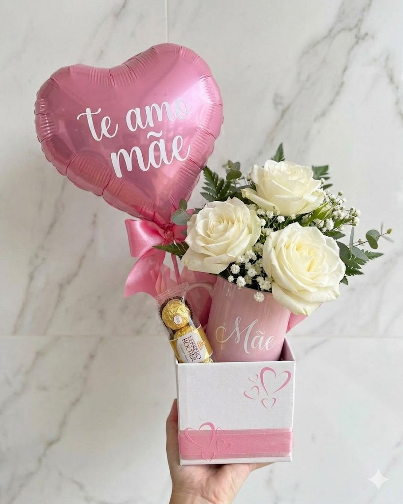 Box com Caneca Temática Mãe e Arranjo de Rosas Brancas