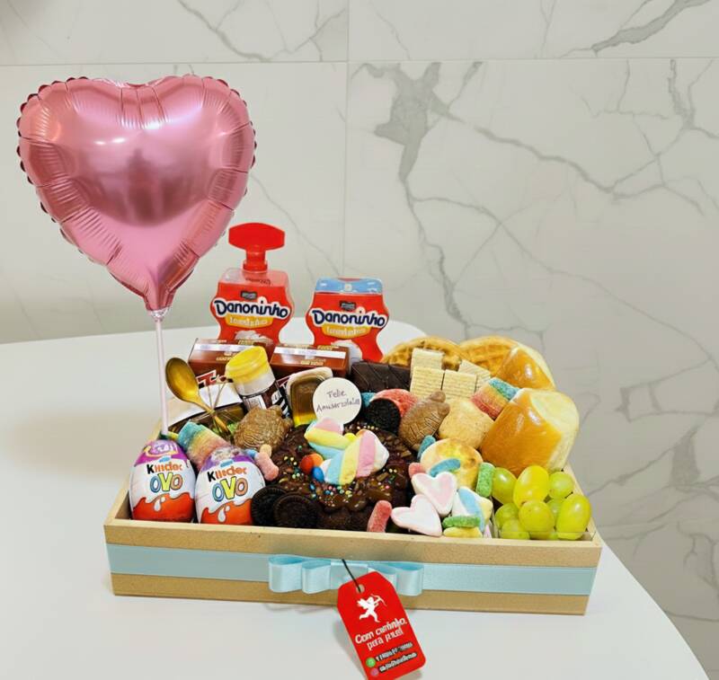 Café da Manhã Infantil — Kinder Ovo, Danoninho, Waffle e Balão