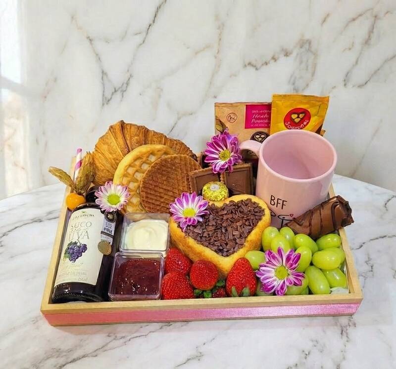 Cesta Café da Tarde — Waffle Coração, Croissant, Caneca BFF e Frutas
