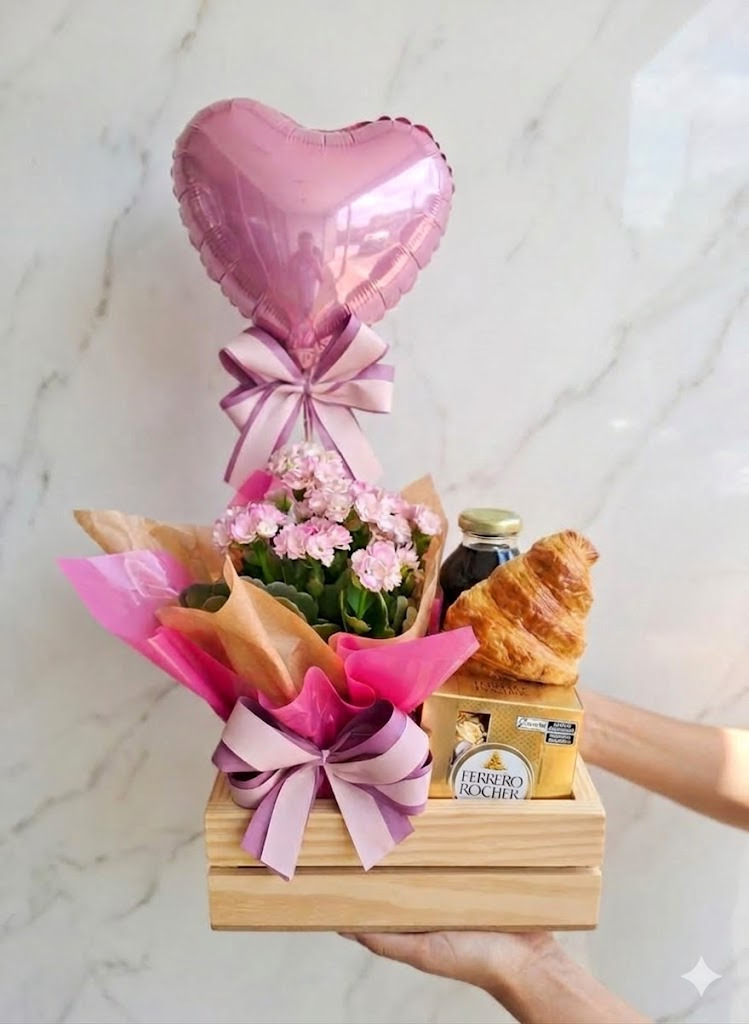 Cesta Café da Manhã com Kalanchoê e Balão Coração