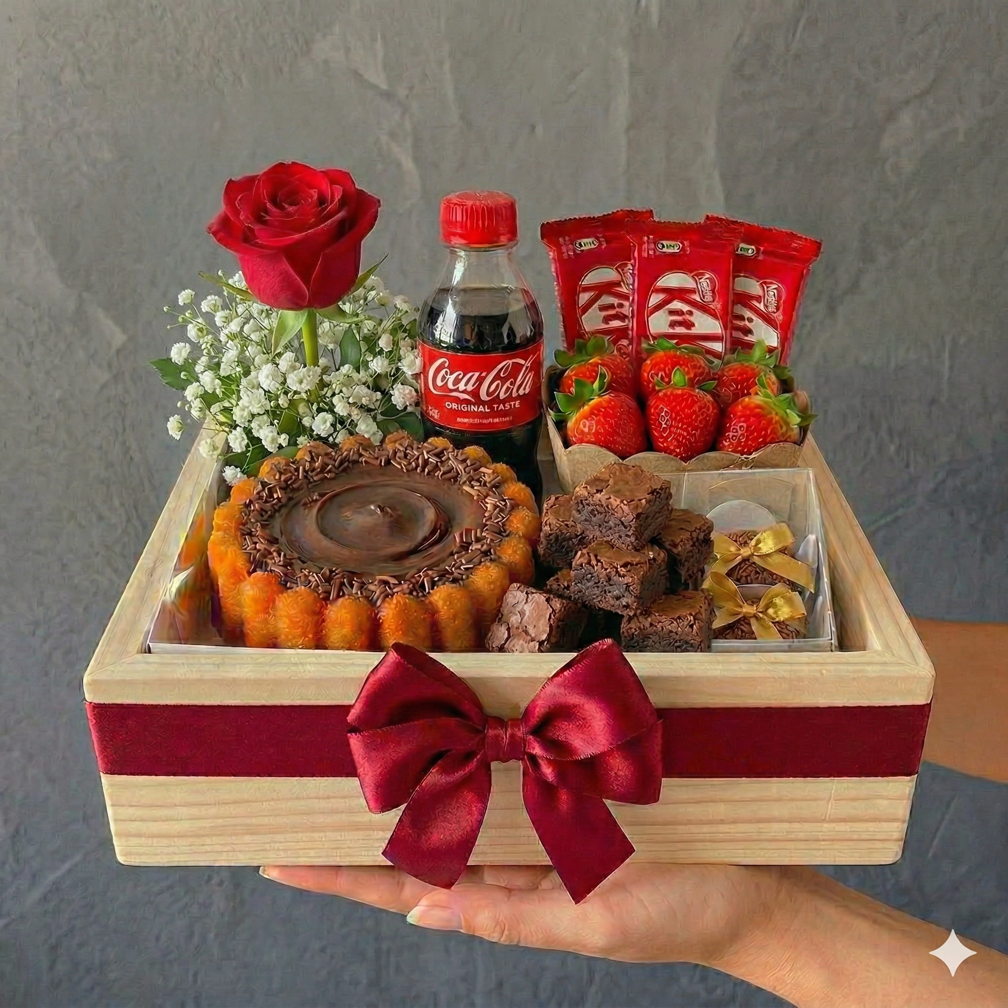 Box Gourmet com Rosa, Coca-Cola, KitKat, Brownies e Morangos