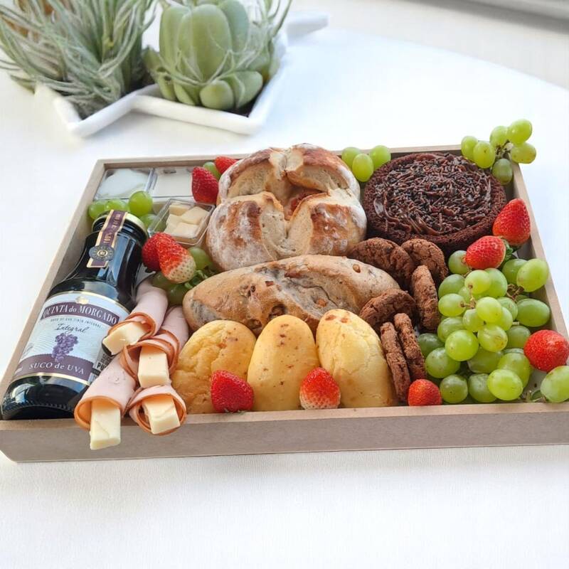 Bandeja Café da Manhã Completo — Pão Artesanal, Frios, Frutas e Bolo