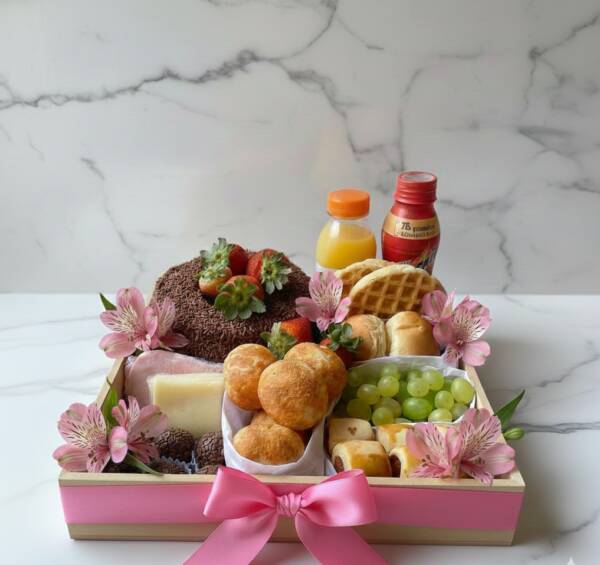 Cesta Café da Manhã Pink com Bolo, Waffle e Frutas