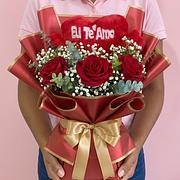 Buquê de Rosas Vermelhas com Pelúcia Te Amo — Dia dos Namorados Salvador