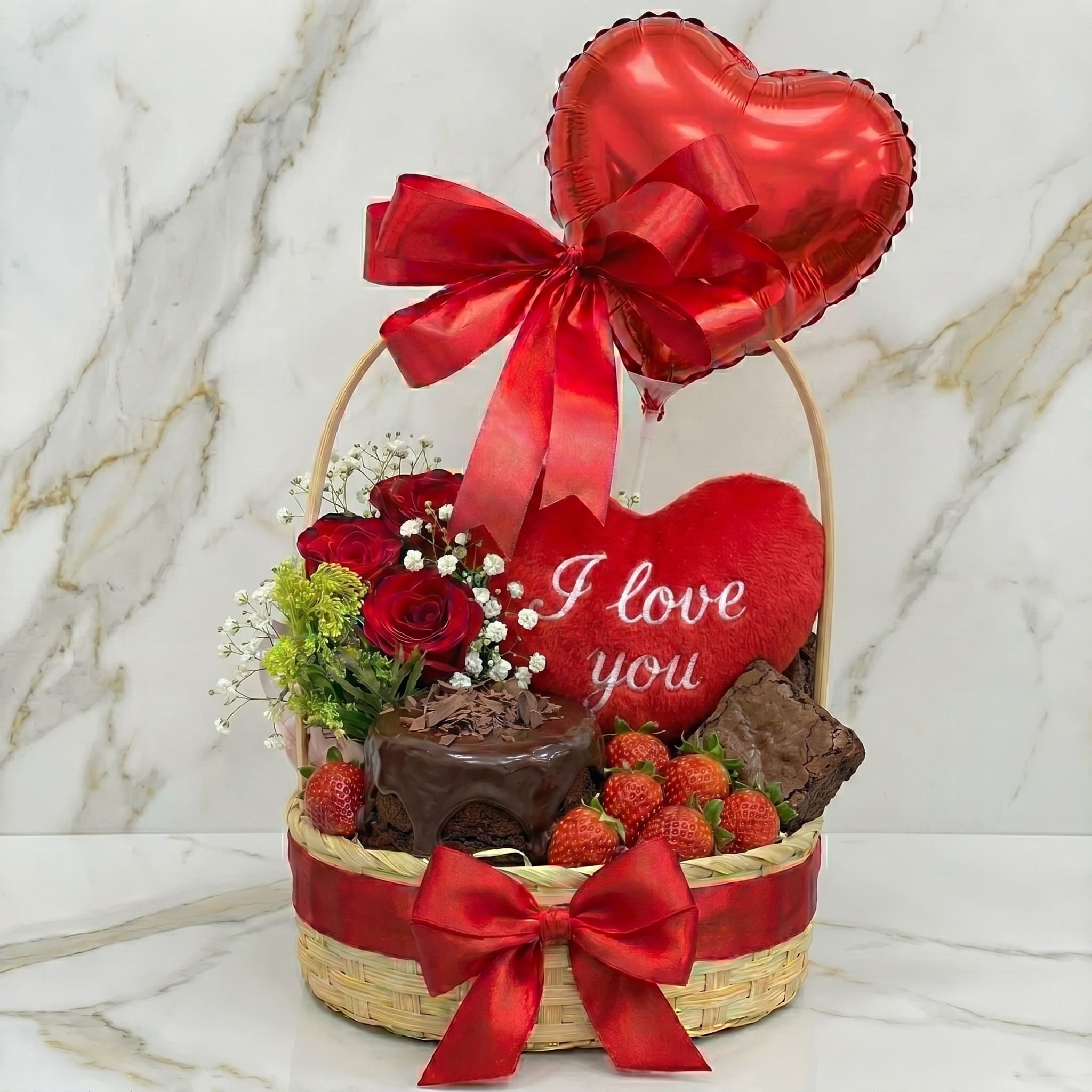 Cesta I Love You — Pelúcia Coração, Rosas Vermelhas, Brownie de Chocolate e Morangos — Dia dos Namorados